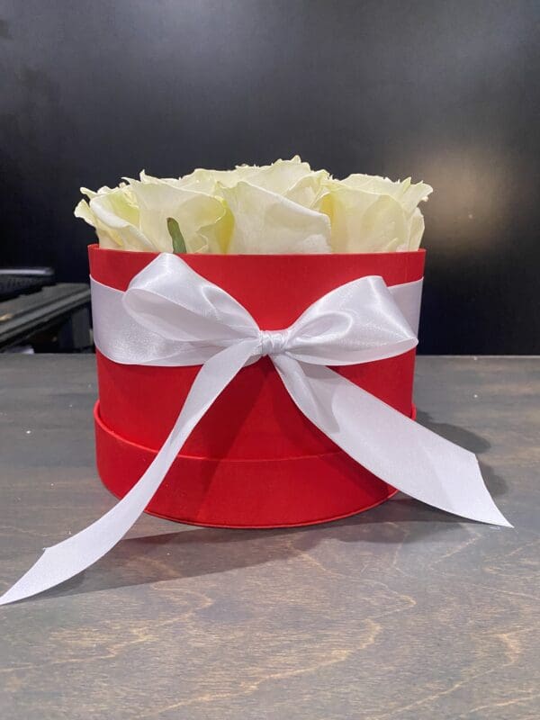 15 ROUND RED BOX WHITE ROSES - Image 2