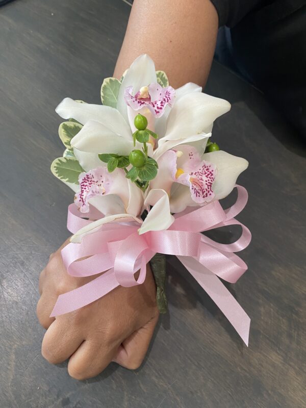 A bracelet with white flowers