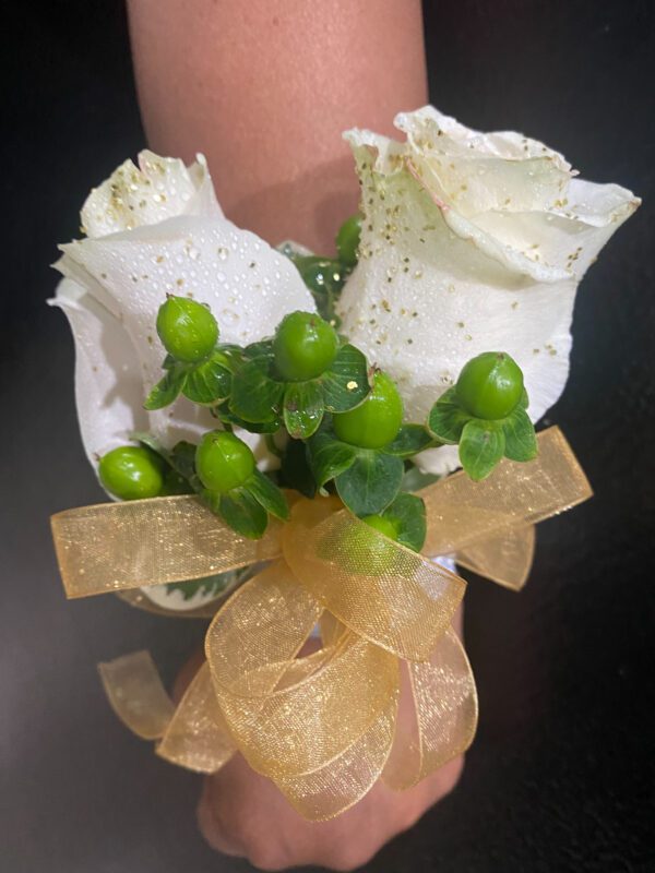 A bracelet with white roses