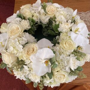 A bundle of various white flowers