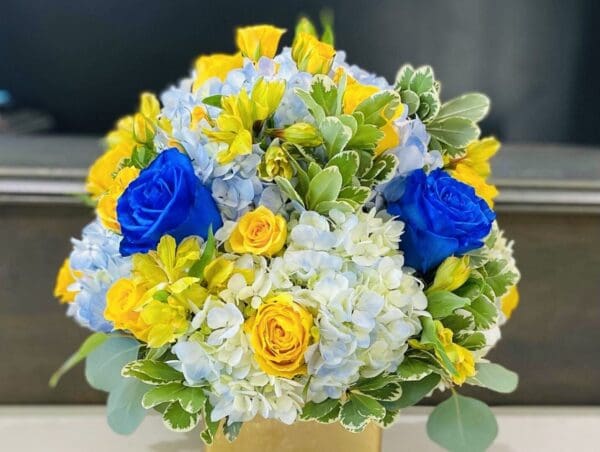 Picture of Custom arrangement of yellow roses