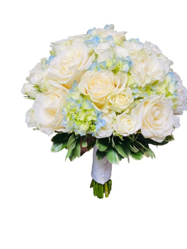 White roses and sprayroses blue hydrangea