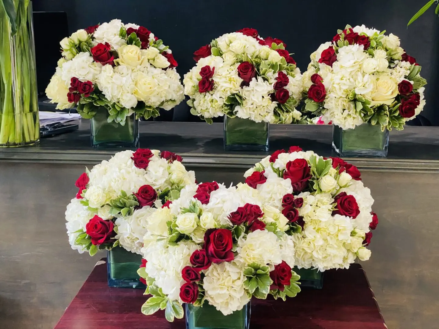 Picture of Beautiful Red and White Centerpieces