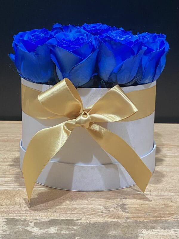 20 White Deluxe Box with Blue Roses - Image 4