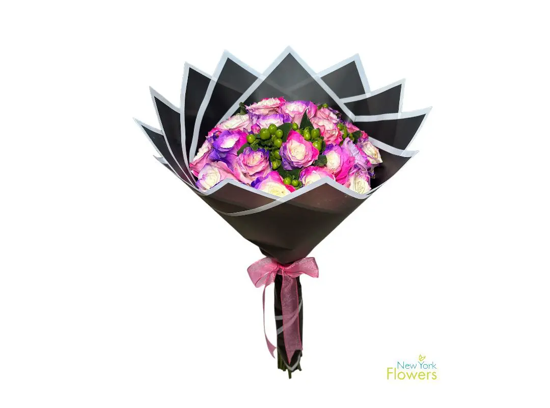 A PAYASITOS ROSES BOUQUET wrapped in dark paper with a pink ribbon, against a white background.