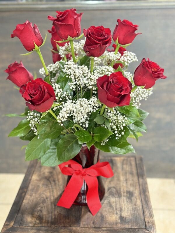 12 Long Stem Red Rose in Red vase